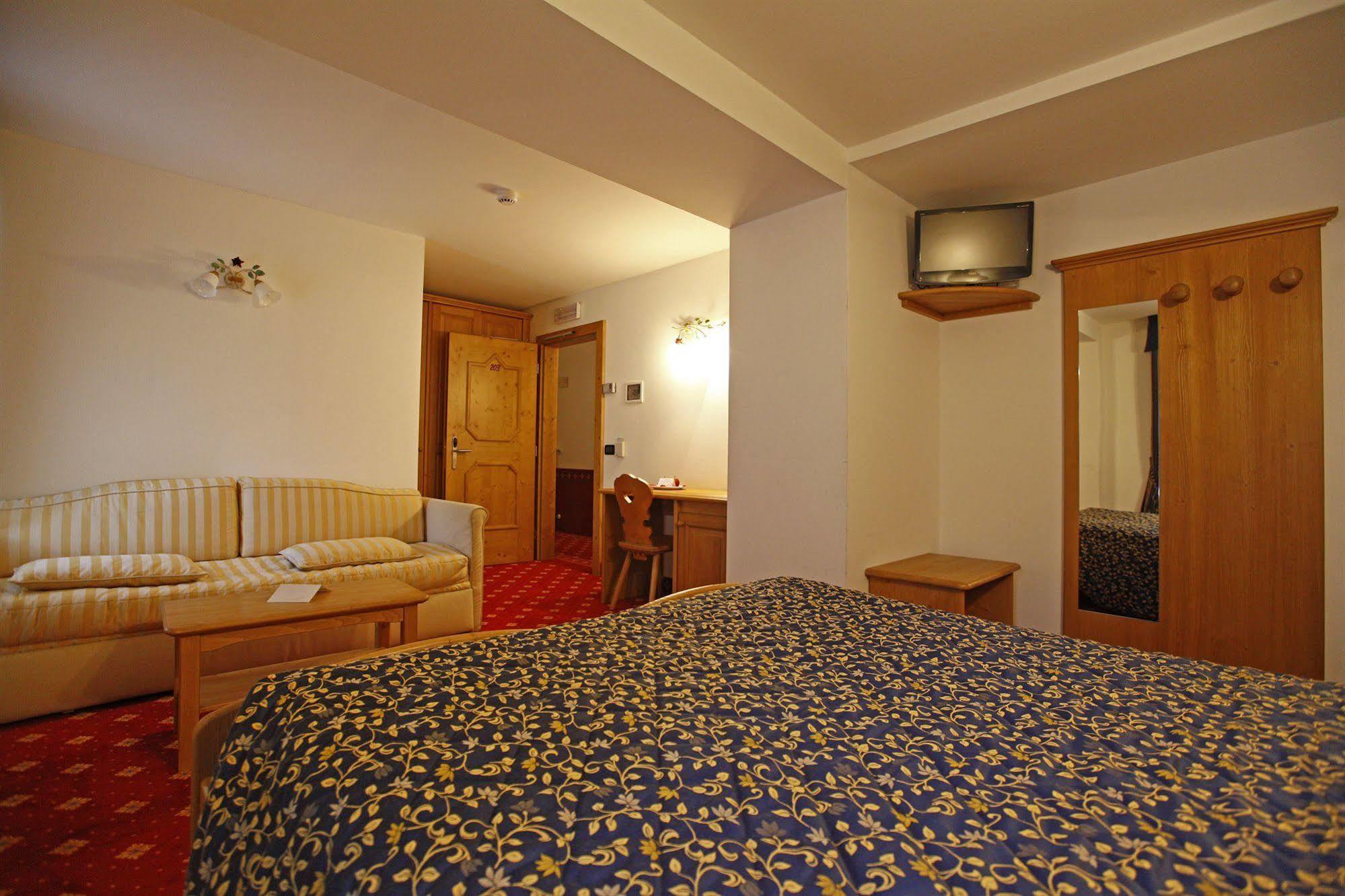 Hotel Il Maniero Осана Екстериор снимка